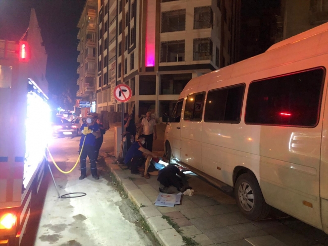 Afyonkarahisar'da minibüsün altında sıkışan kediyi AFAD kurtardı