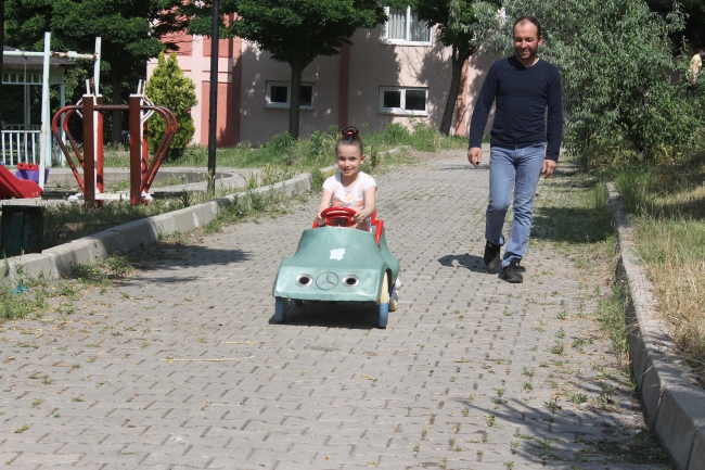 Kızı istedi, atık malzemelerden drone ve akülü araba yaptı