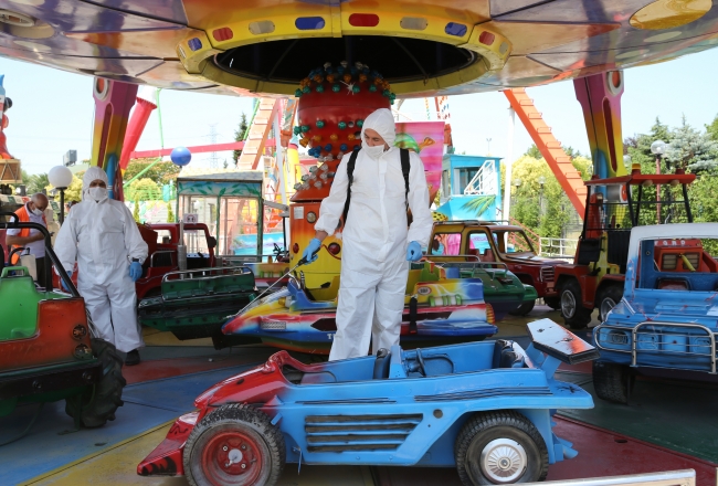 Lunapark ve tematik parklar 'kontrollü sosyal hayat' çerçevesinde açıldı