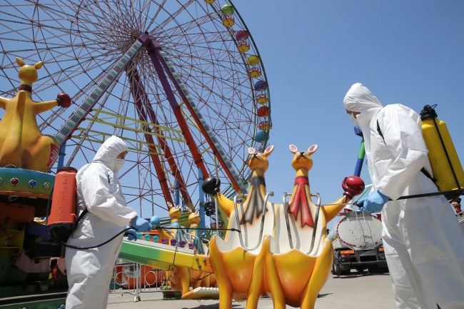Lunapark ve tematik parklar 'kontrollü sosyal hayat' çerçevesinde açıldı