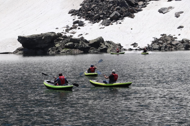 2 bin 750 rakımlı buzul gölde kano etkinliği