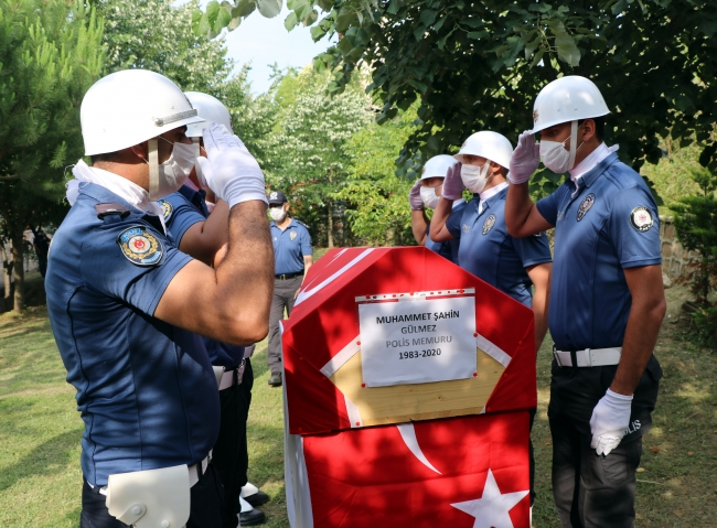 Denizde boğulan polis memuru toprağa verildi
