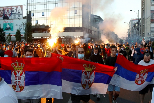 Sırbistan'da kısıtlama karşıtları sokaklara döküldü