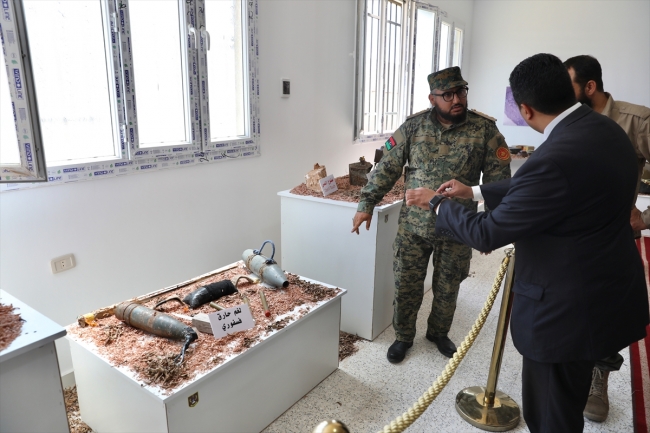Libya ordusu Hafter milislerinin tuzakladığı mayınları sergiledi