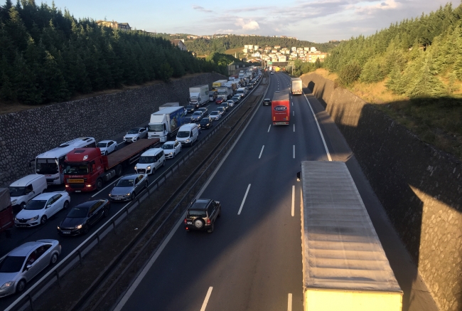 Anadolu Otoyolu'ndaki zincirleme kaza trafiği aksattı