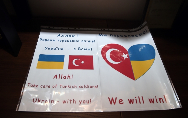 Bakan Akar'ı Kiev'de duygulandıran not