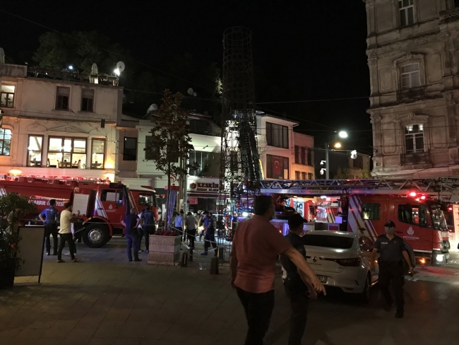 Beyoğlu'nda mağaza yangını
