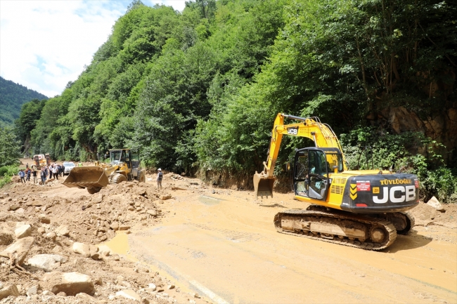 Rize'de Ağaran Şelalesi taştı, yaya köprüsü yıkıldı