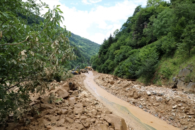 Rize'de Ağaran Şelalesi taştı, yaya köprüsü yıkıldı