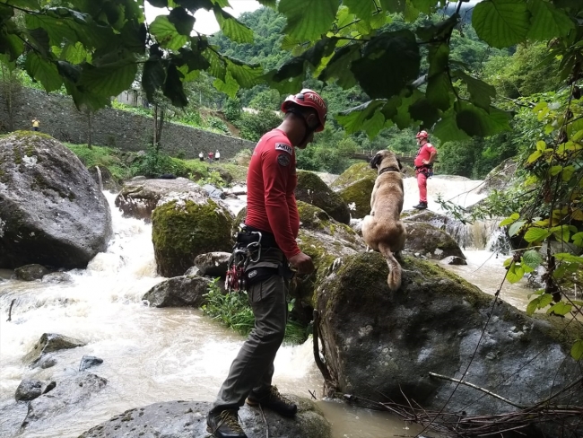 Rize'de Ağaran Şelalesi taştı, yaya köprüsü yıkıldı