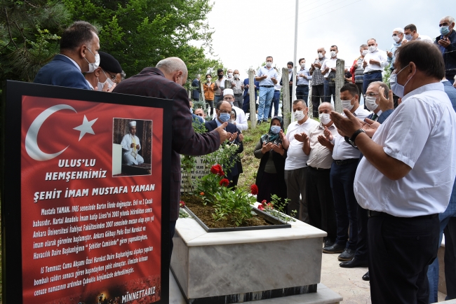 15 Temmuz şehitleri mezarları başında anıldı