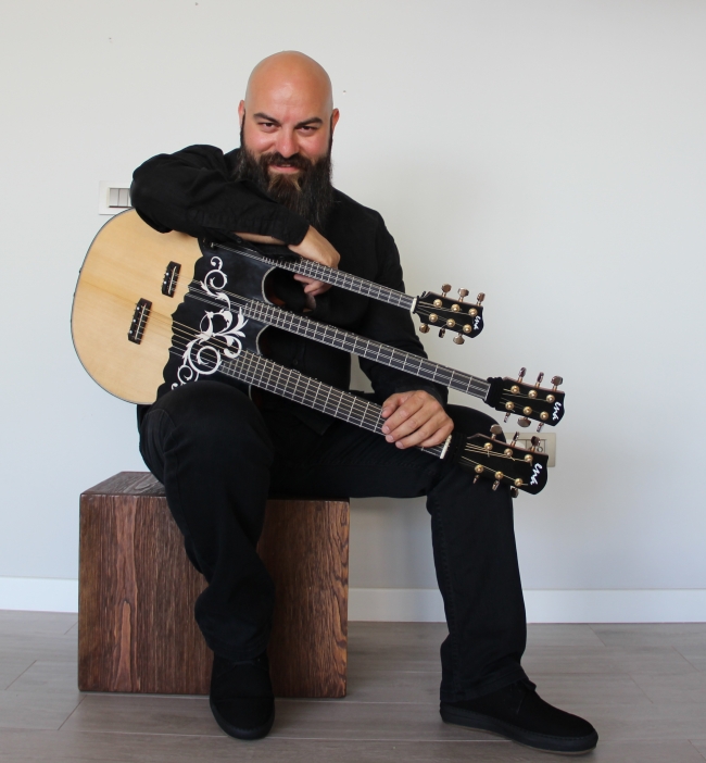 Türk müzisyen gitar, buzuki ve curayı tek enstrümanda birleştirdi