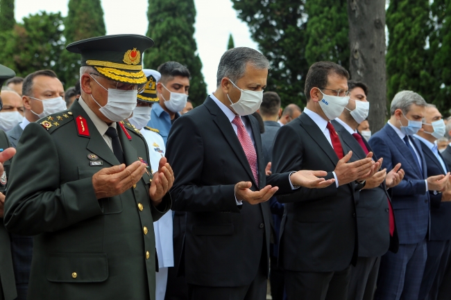 15 Temmuz şehitleri kabirleri başında anıldı