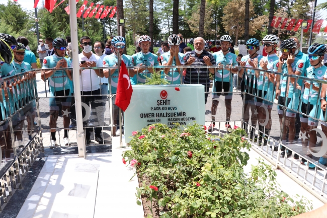 Şehit Ömer Halisdemir kabri başında anılıyor