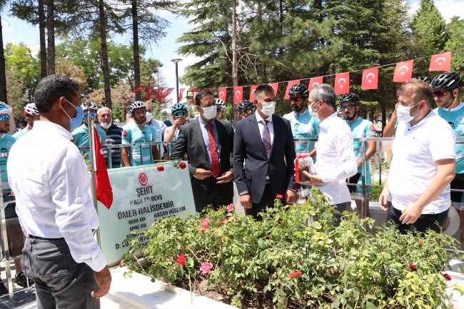 Şehit Ömer Halisdemir kabri başında anılıyor