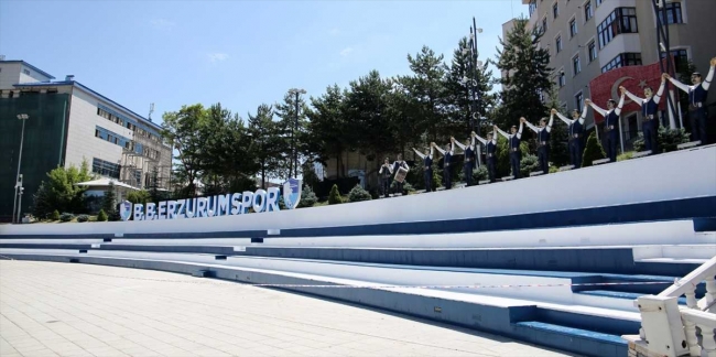 Erzurum'un kent meydanı mavi-beyazlı renklerle süslendi