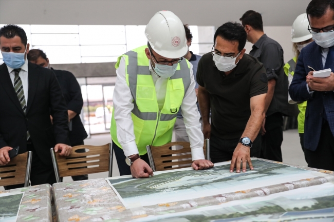Bakan Kasapoğlu İstanbul'da yapımı süren tesisleri inceledi
