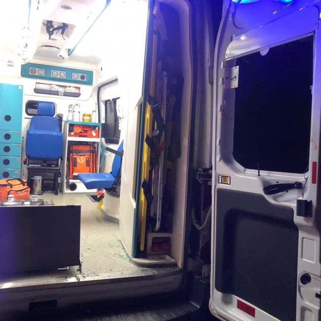 Çankırı'da ambulansa bindirilmek istenen yaralı aracın camlarını kırdı