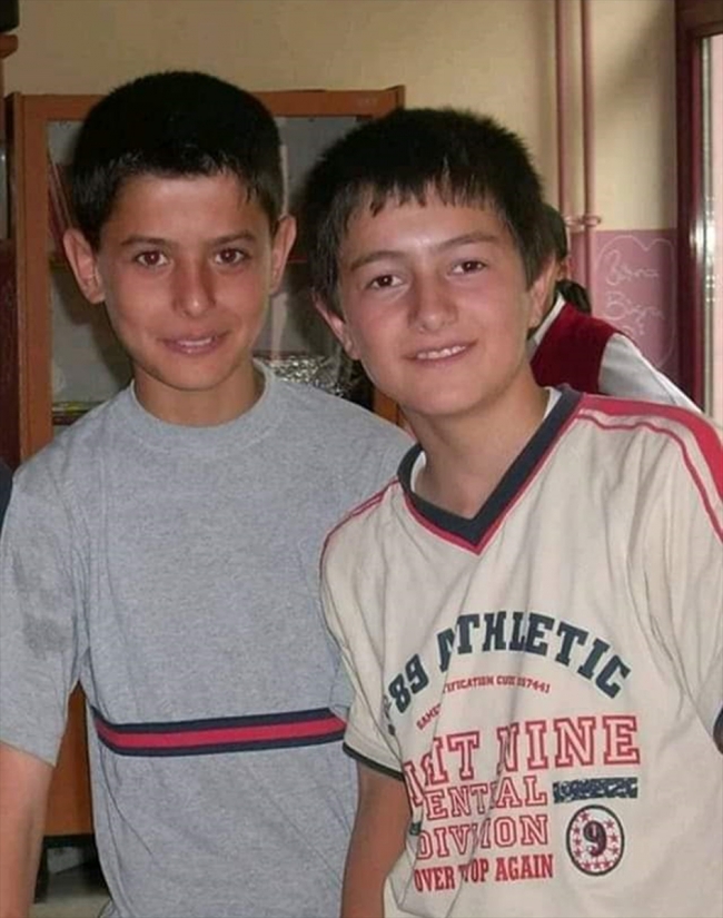 4 yıl arayla şehit olan ilkokul arkadaşları yan yana