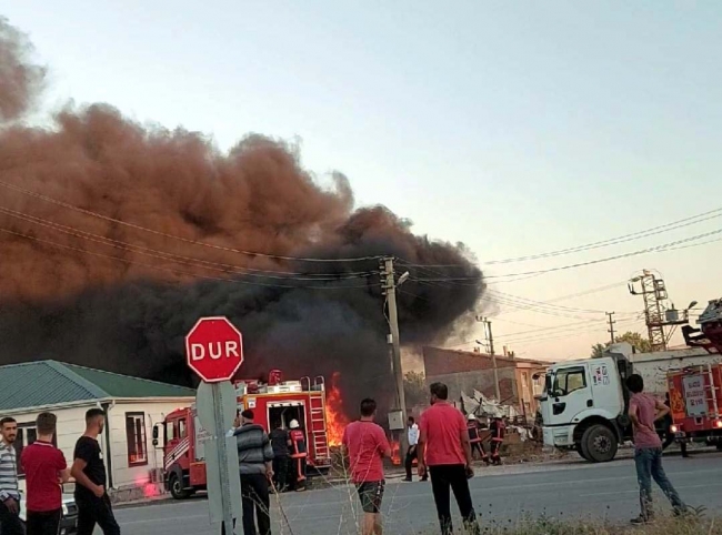 Elazığ'da inşaat malzemelerinin bulunduğu depoda yangın