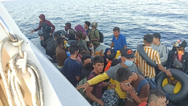 Çanakkale ve Balıkesir açıklarında 74 düzensiz göçmen kurtarıldı