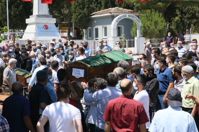 Trafik kazasında ölen 5 kişinin cenazesi toprağa verildi