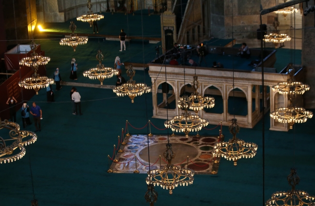 Ayasofya Camii'nde tac giyme alanına halı serilmedi