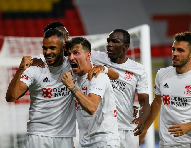 Göztepe Sivasspor'u 3 golle geçti