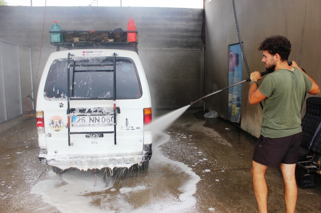 Karavana çevirdiği panelvanı evi oldu