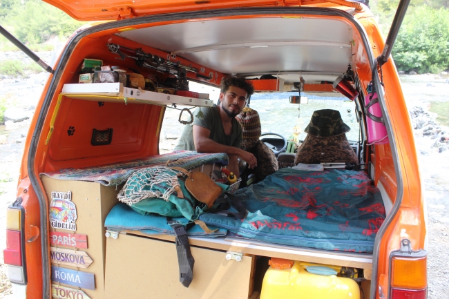 Karavana çevirdiği panelvanı evi oldu