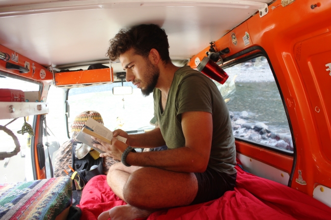 Karavana çevirdiği panelvanı evi oldu