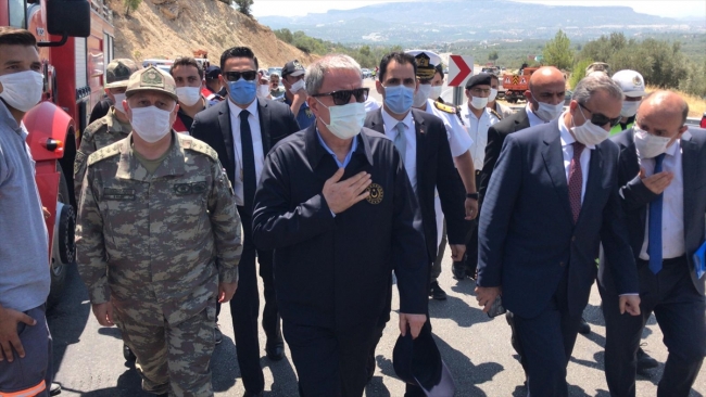 Bakan Akar, askerleri taşıyan otobüsün kaza yaptığı bölgede