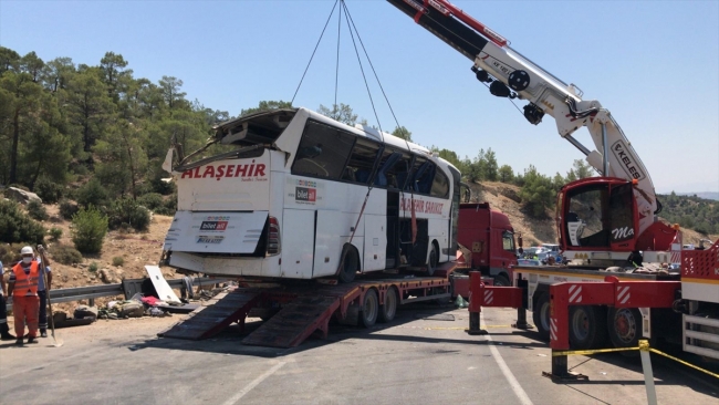 Bakan Akar, askerleri taşıyan otobüsün kaza yaptığı bölgede