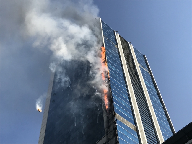 Ankara Söğütözü'nde iş merkezinde yangın