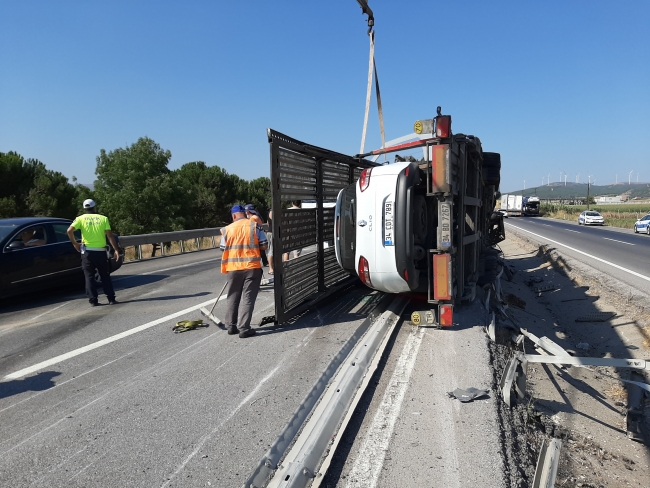 Otomobil yüklü tır devrildi: 8 araç zarar gördü