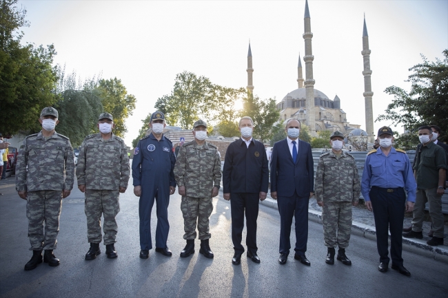 Bakan Akar: Yunanlı komşularımızla bir toplantı yapmayı bekliyoruz