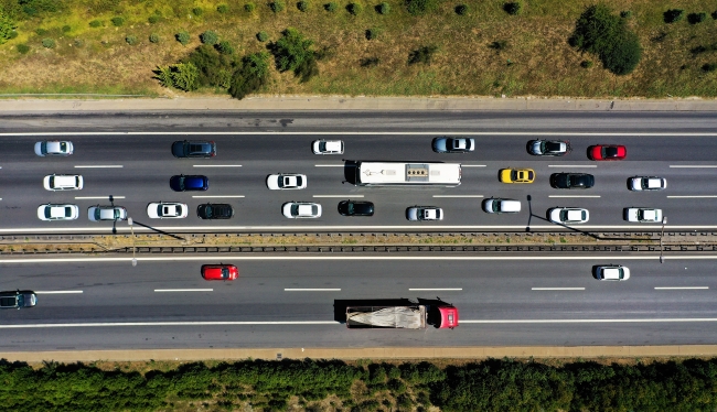 Dönüşe geçen tatilciler Anadolu Otoyolu'nda yoğunluk oluşturuyor