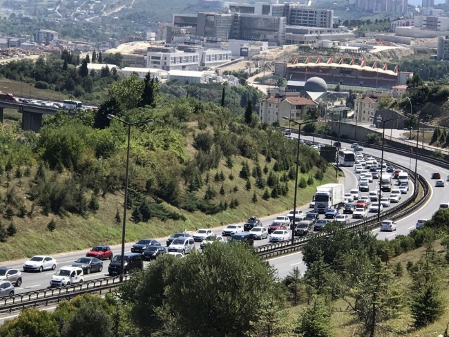 Dönüşe geçen tatilciler Anadolu Otoyolu'nda yoğunluk oluşturuyor