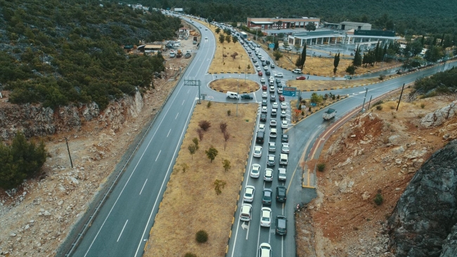 Yollarda bayram dönüşü yoğunluğu yaşanıyor