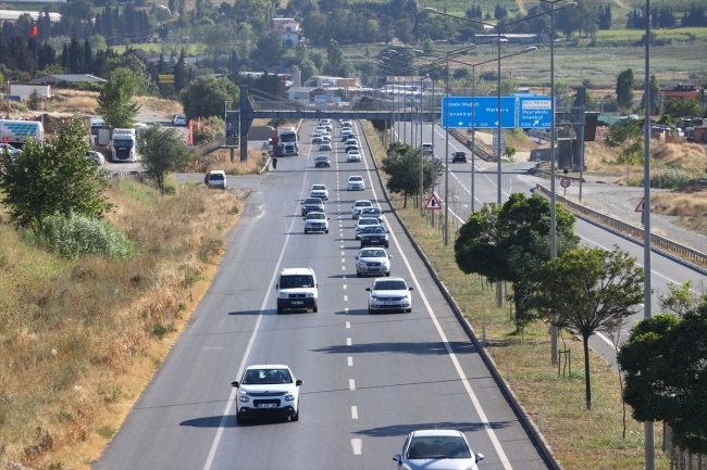 Yollarda bayram dönüşü yoğunluğu yaşanıyor
