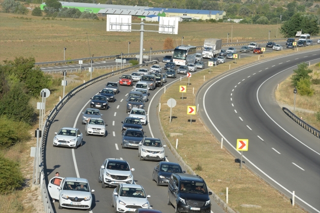 Yollarda bayram dönüşü yoğunluğu yaşanıyor