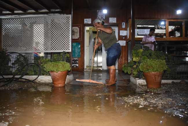 Bodrum'da içme suyu hattı patladı, yolda göçük oluştu
