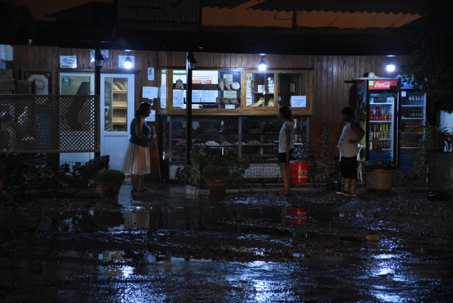 Bodrum'da içme suyu hattı patladı, yolda göçük oluştu