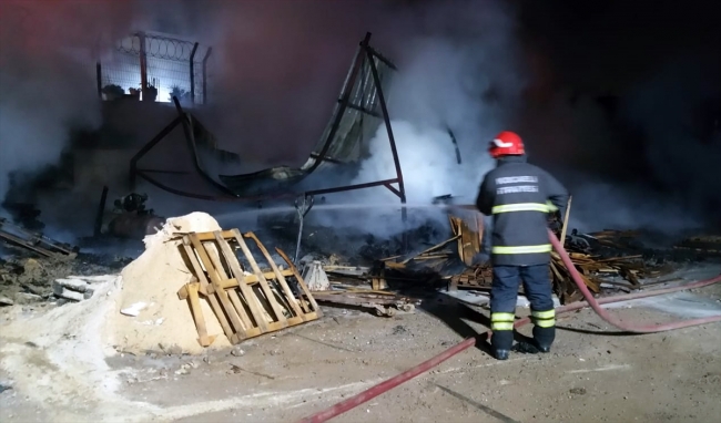 Kocaeli'de ahşap palet fabrikasında yangın