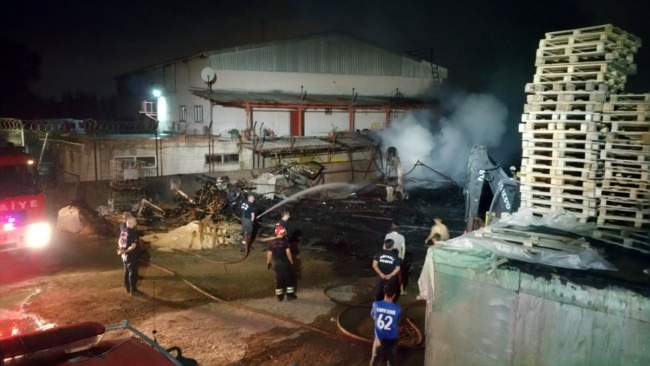 Kocaeli'de ahşap palet fabrikasında yangın