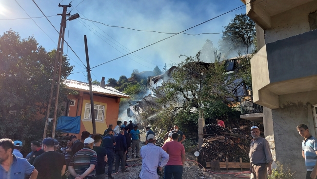 Amasya'da çıkan yangında 4 ev küle döndü