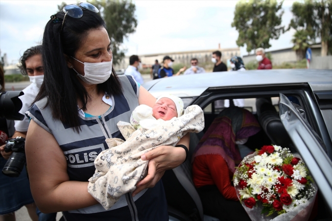 Hastaneye yetişemedi, kadın polisin yardımıyla doğurdu