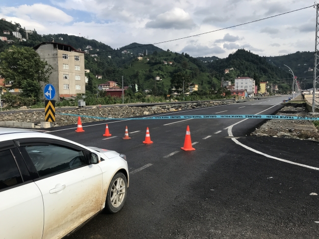 Rize'de şiddetli yağış: Rize-Güneysu yolunun bir kısmı çöktü