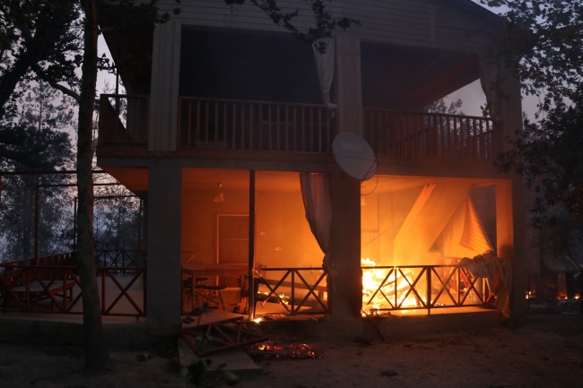 Adana'da orman yangını: 6 köy boşaltıldı, 800 ev tahliye edildi