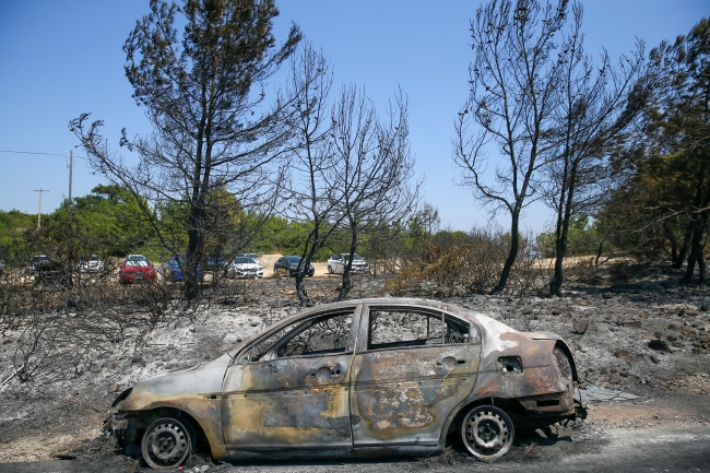 Seferihisar'daki yangında hasar gören araçlar kaldırılıyor